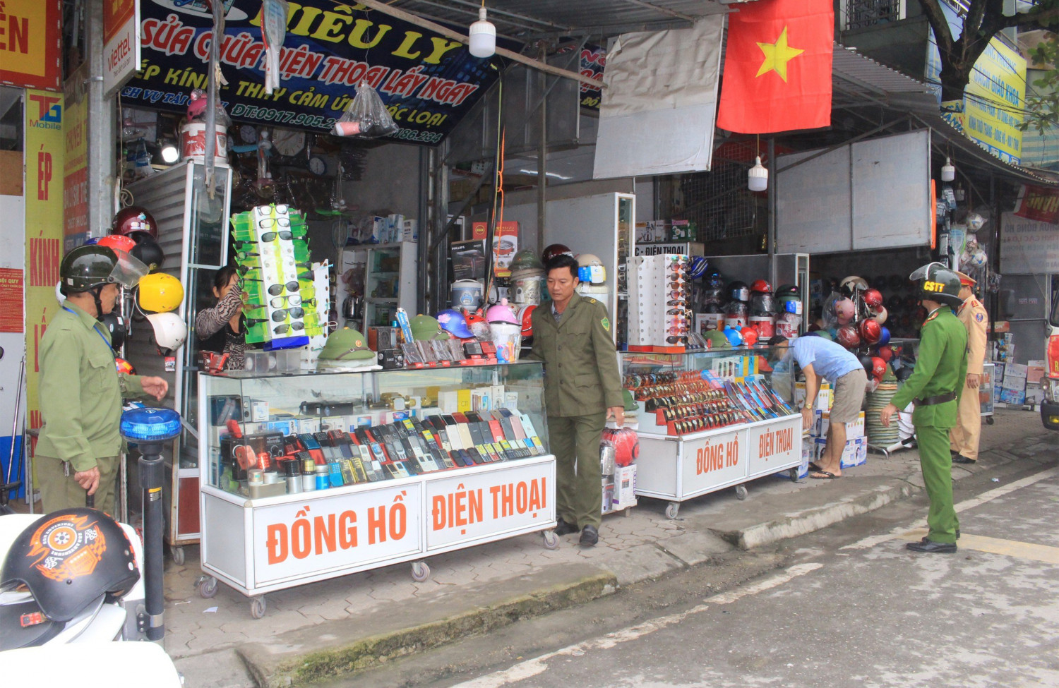 Lực lượng chức năng ra quân tuyên truyền, giải tỏa lấn chiếm hành lang ATGT trên địa bàn