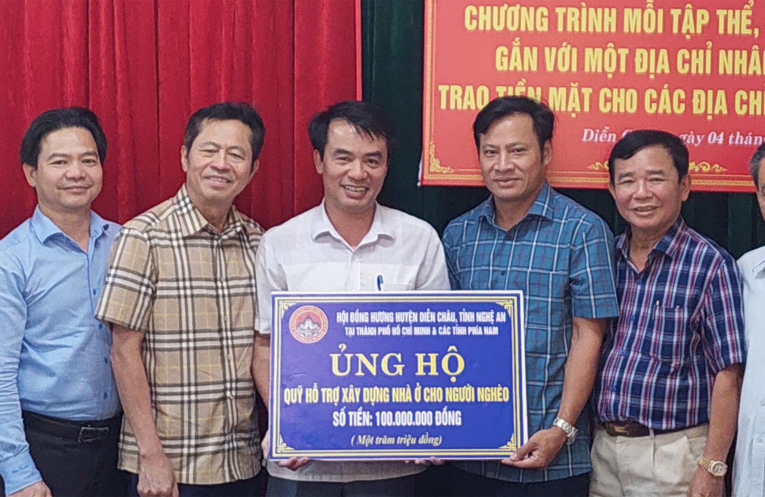 CCB Cao Bá văn (Ngoài cùng bên phải) với vai trò là Phó chủ tịch Hội Chữ Thập đỏ huyện tiếp tục kết nối với các doanh nghiệp để xây dựng nhà ở cho hộ nghèo