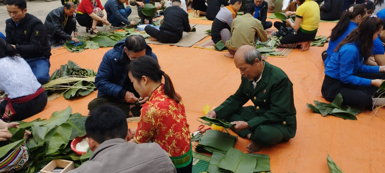 Hội viên CCB tham gia hội thi gói bánh cùng bà con đồng bào thôn bản