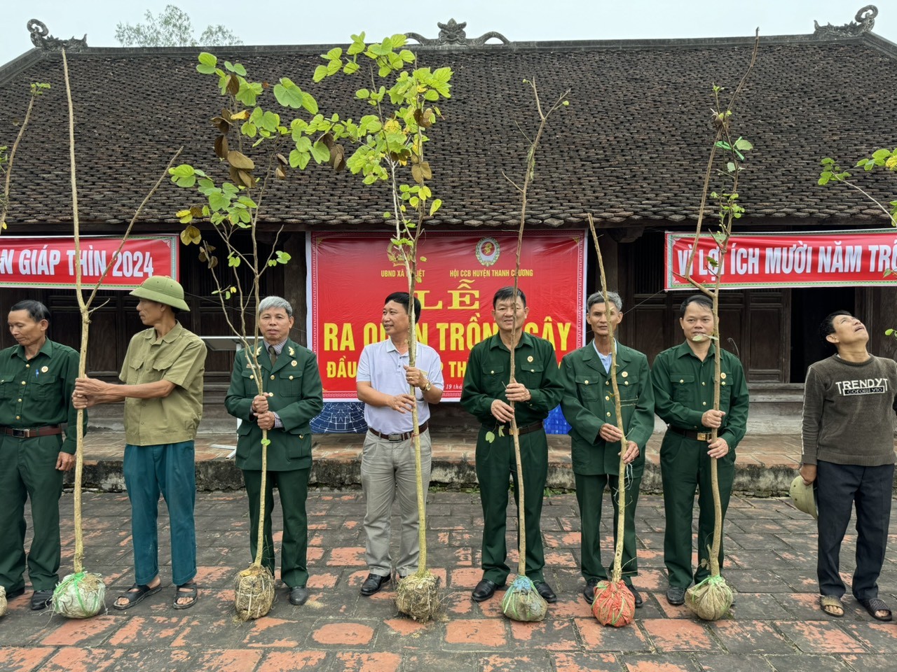 CCB Thanh Chương tham gia Tết trồng cây làm theo lời Bác