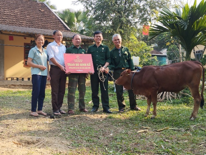 Đồng chí Vi Văn Sáng, Chủ tịch Hội CCB xã Môn Sơn (Thứ 2 phải) cùng với lãnh đạo UB MTTQ Việt Nam xã Môn Sơn trao bò giống sinh sản  hội viên CCB Lương Thế Xuân (Giữa)