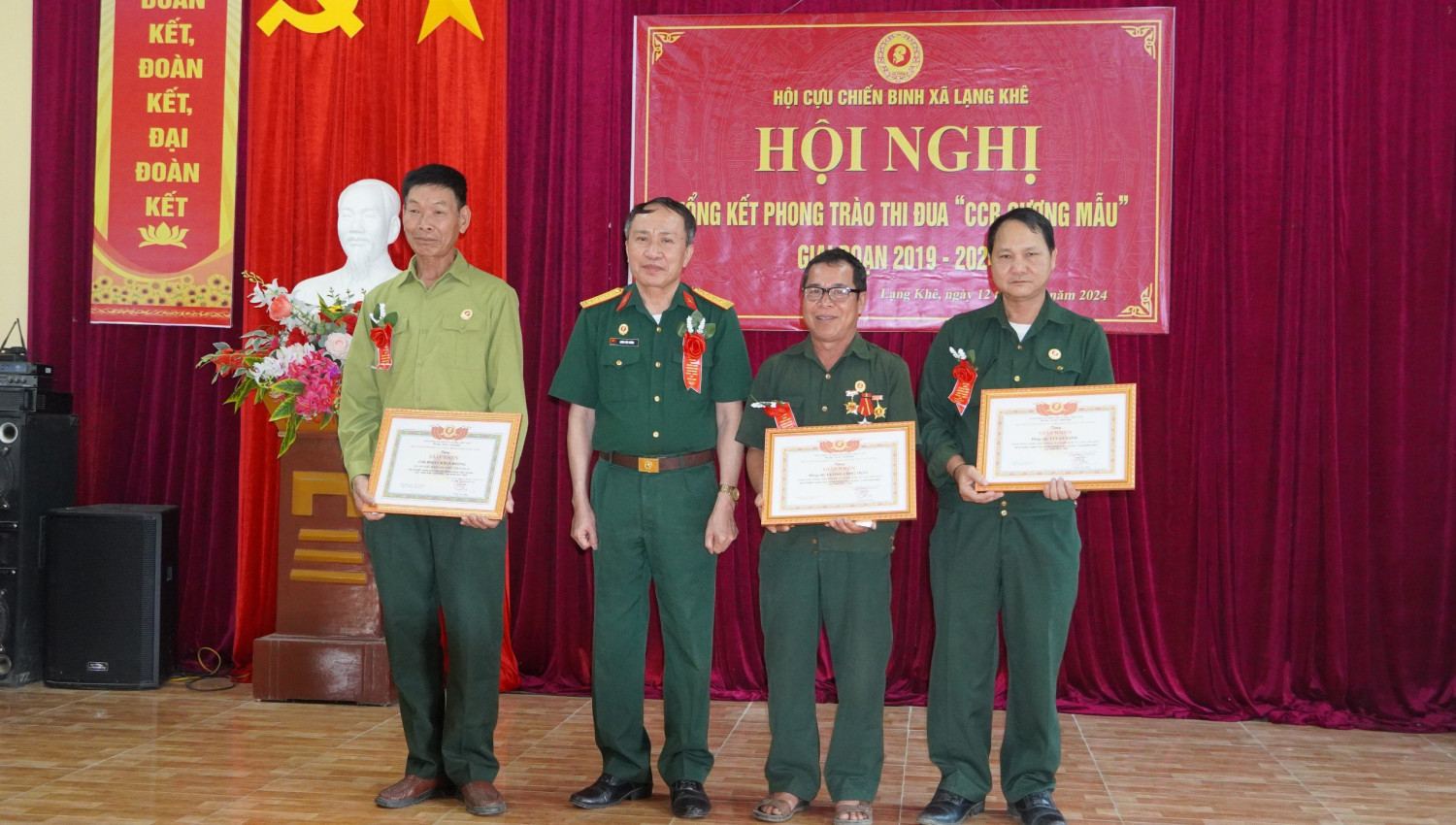 dong chi luong van thang chu tich hoi cuu chien binh huyen con cuong trao thuong cho cac ca nhan co thanh tich xuat sac trong phong trao cu chien binh guong mau