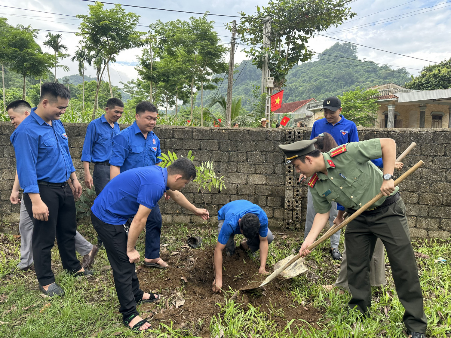 cac dai bieu tham gia trong vuon cay thanh nien tai xa van loi