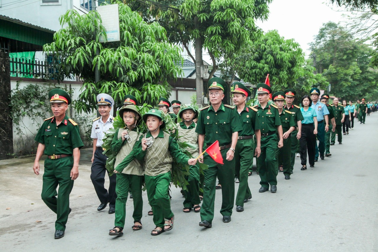 Tiến về Đài tưởng niệm các AHLS xã Hưng Lộc báo công” .