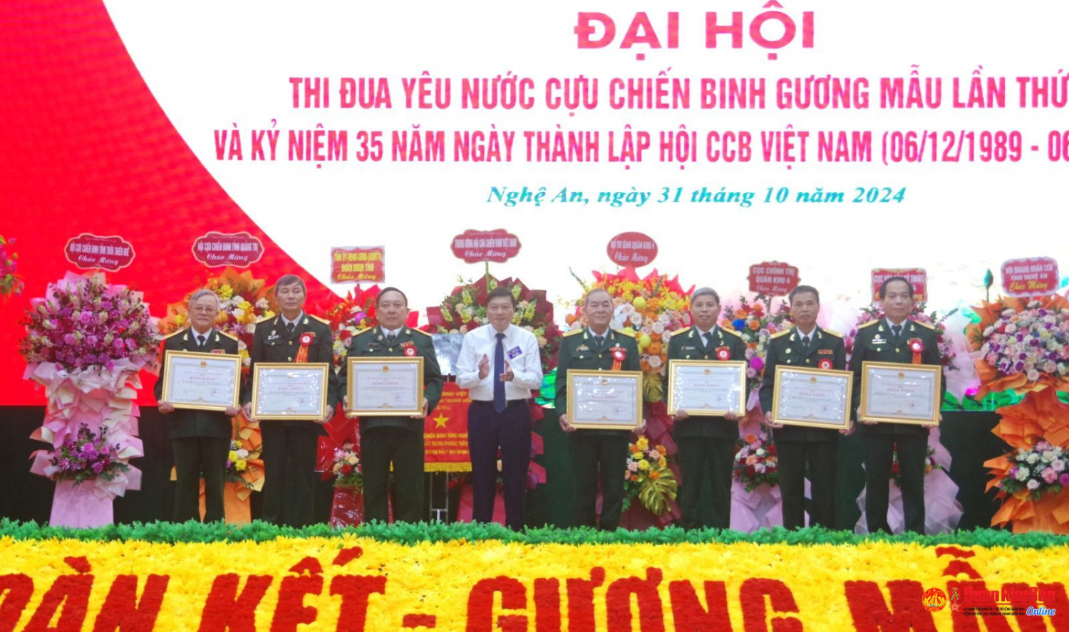 Đ/c Lê Hồng Vinh Phó Chủ tịch UBND tỉnh trao tặng Bằng khen cho 7 tập thể đạt thành tích xuất sắc trong PTTĐ Cựu chiến bin h gương mẫu giai đoạn 2019 - 2024